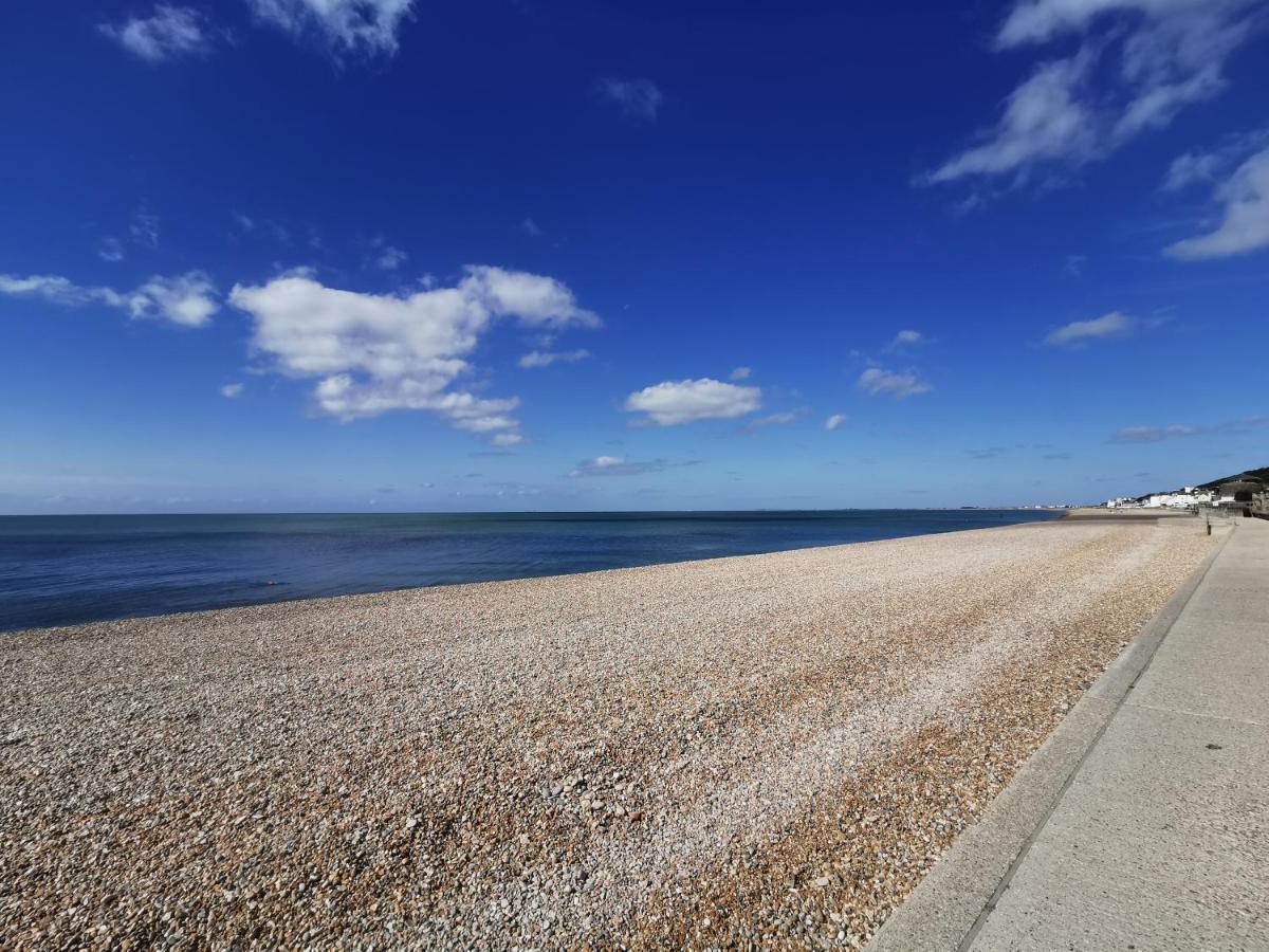 Shore Thing - Just A Stones Throw From The Beach Sandgate Εξωτερικό φωτογραφία